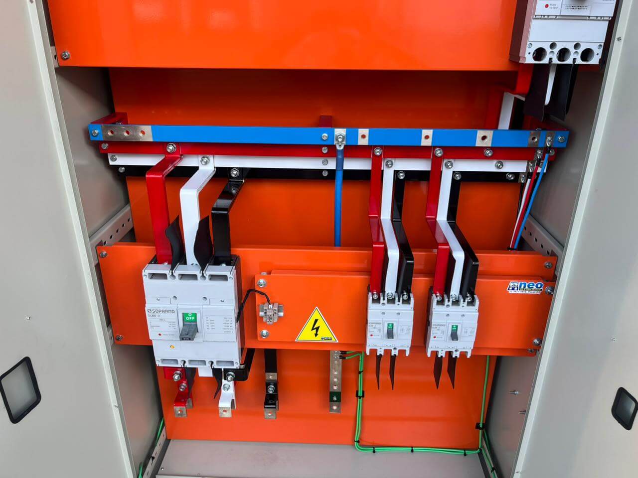 Painel elétrico de distribuição em barramento